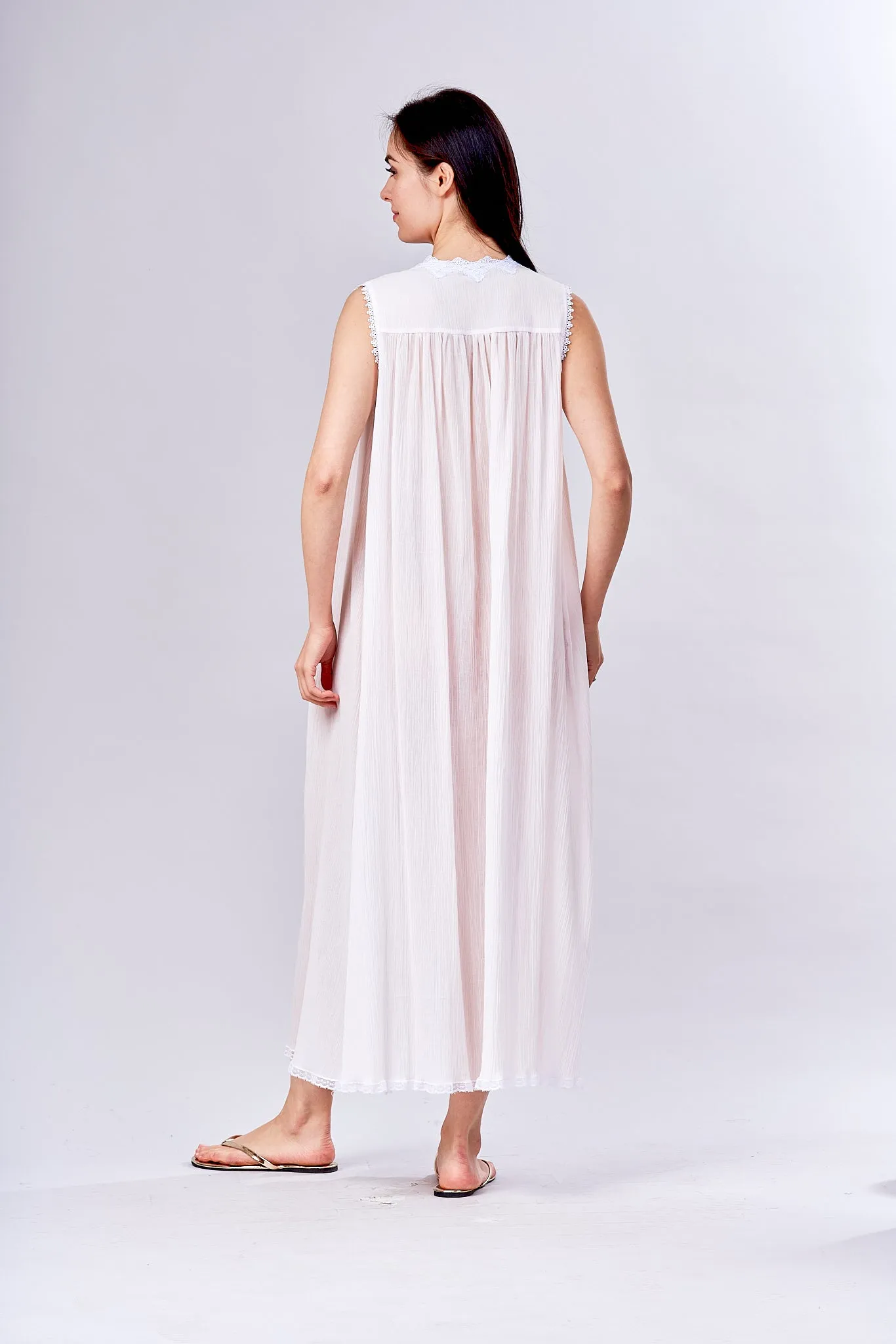 3052 Long sleeveless Nightgown with yokes