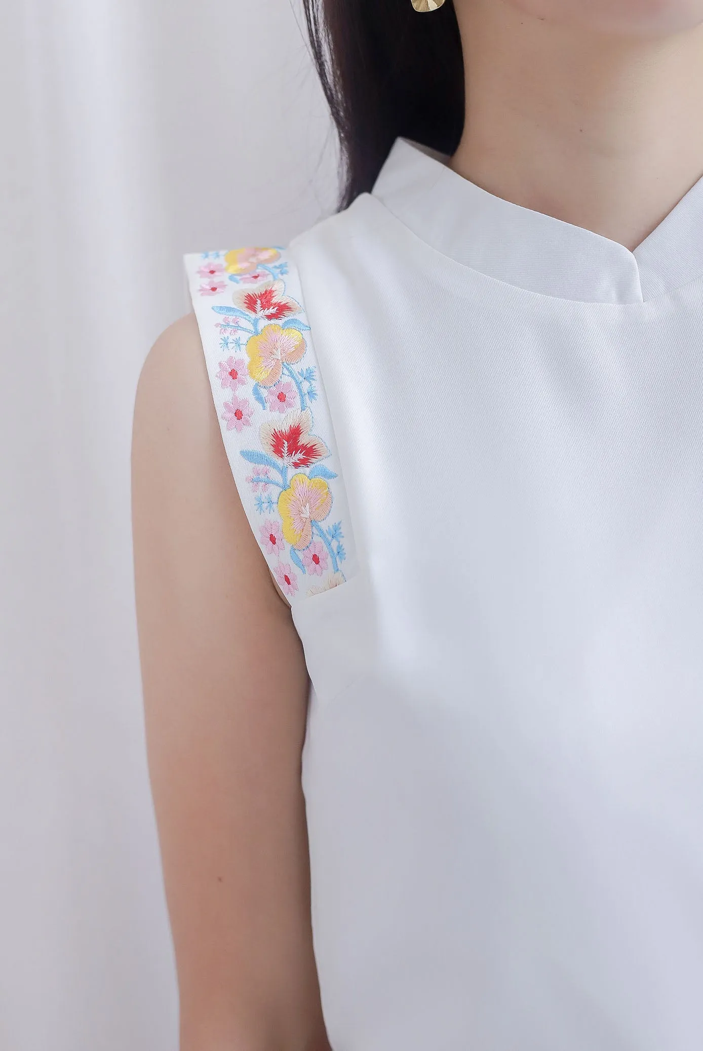 Kismet Embro Sleeve Cheong Sam Top In White