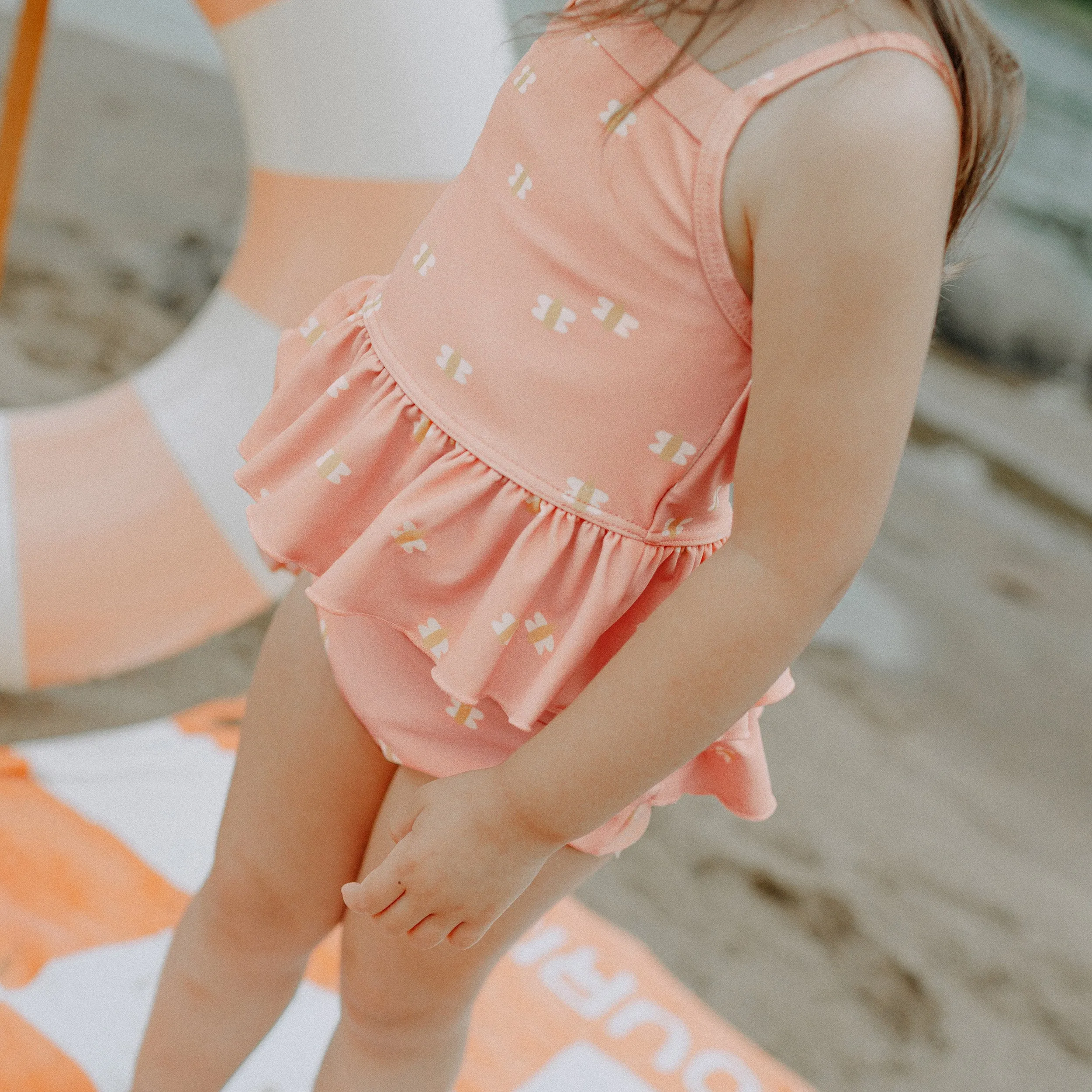 Maillot deux pièces rose avec petits papillons, bébé || Pink two-piece swimsuit with small butterflies, baby