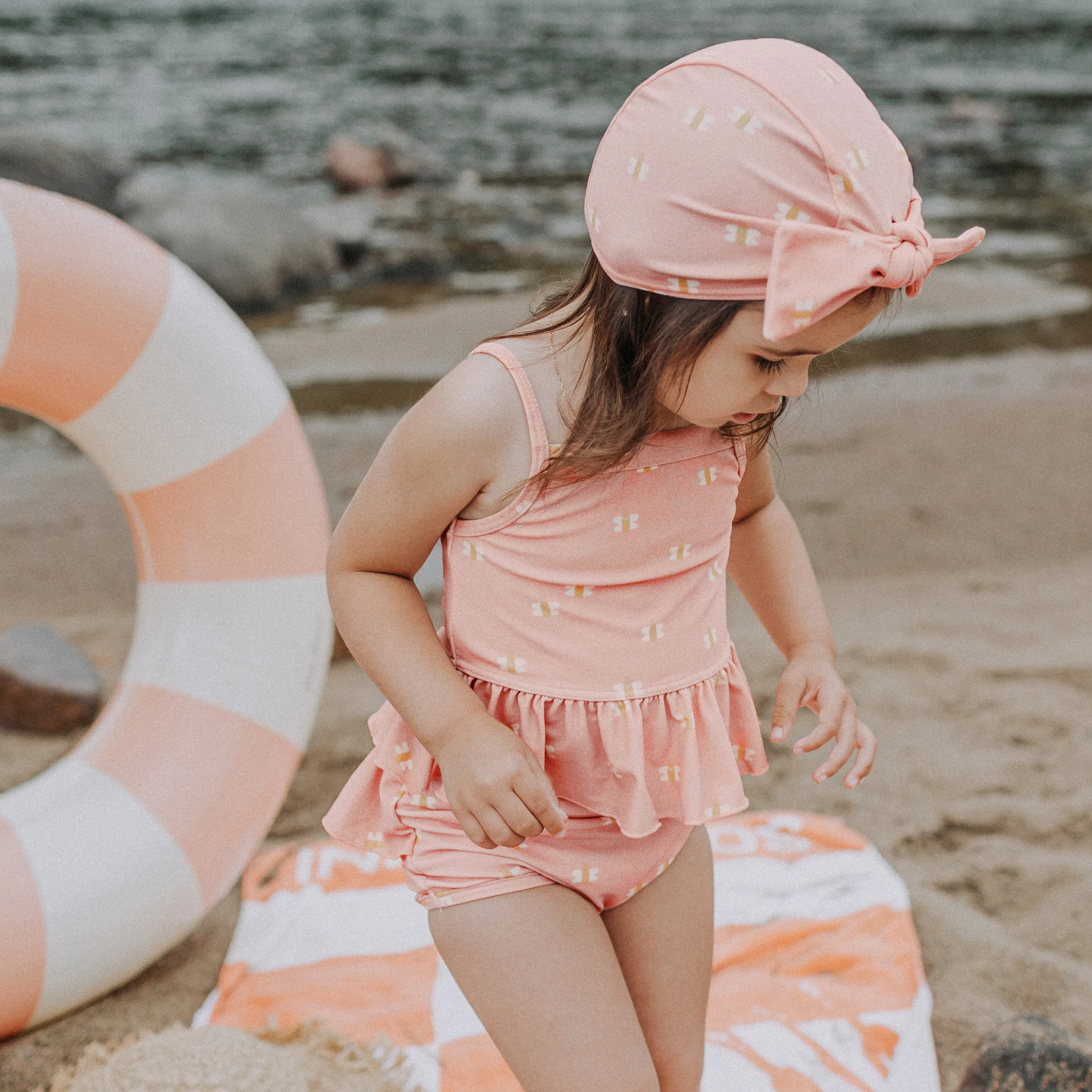 Maillot deux pièces rose avec petits papillons, bébé || Pink two-piece swimsuit with small butterflies, baby