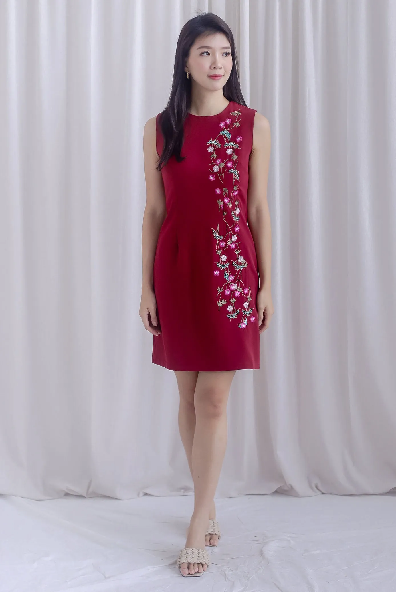 Melody Oriental Floral Embro Shift Dress In Wine Red