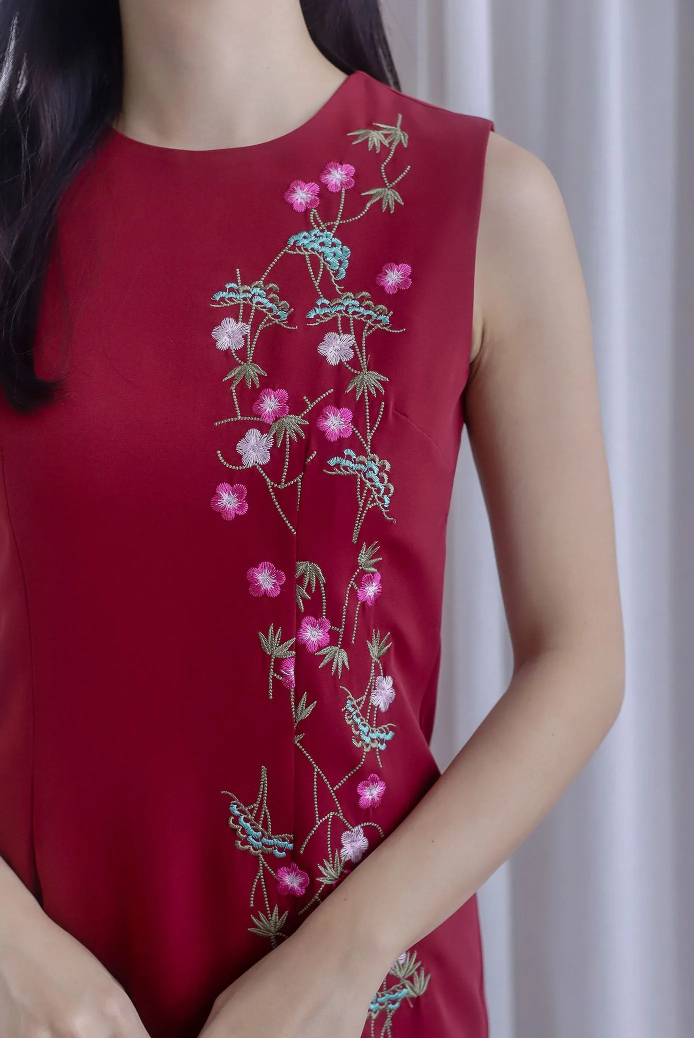 Melody Oriental Floral Embro Shift Dress In Wine Red