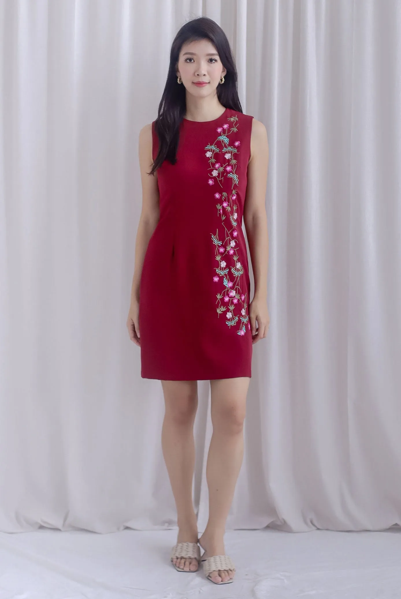 Melody Oriental Floral Embro Shift Dress In Wine Red