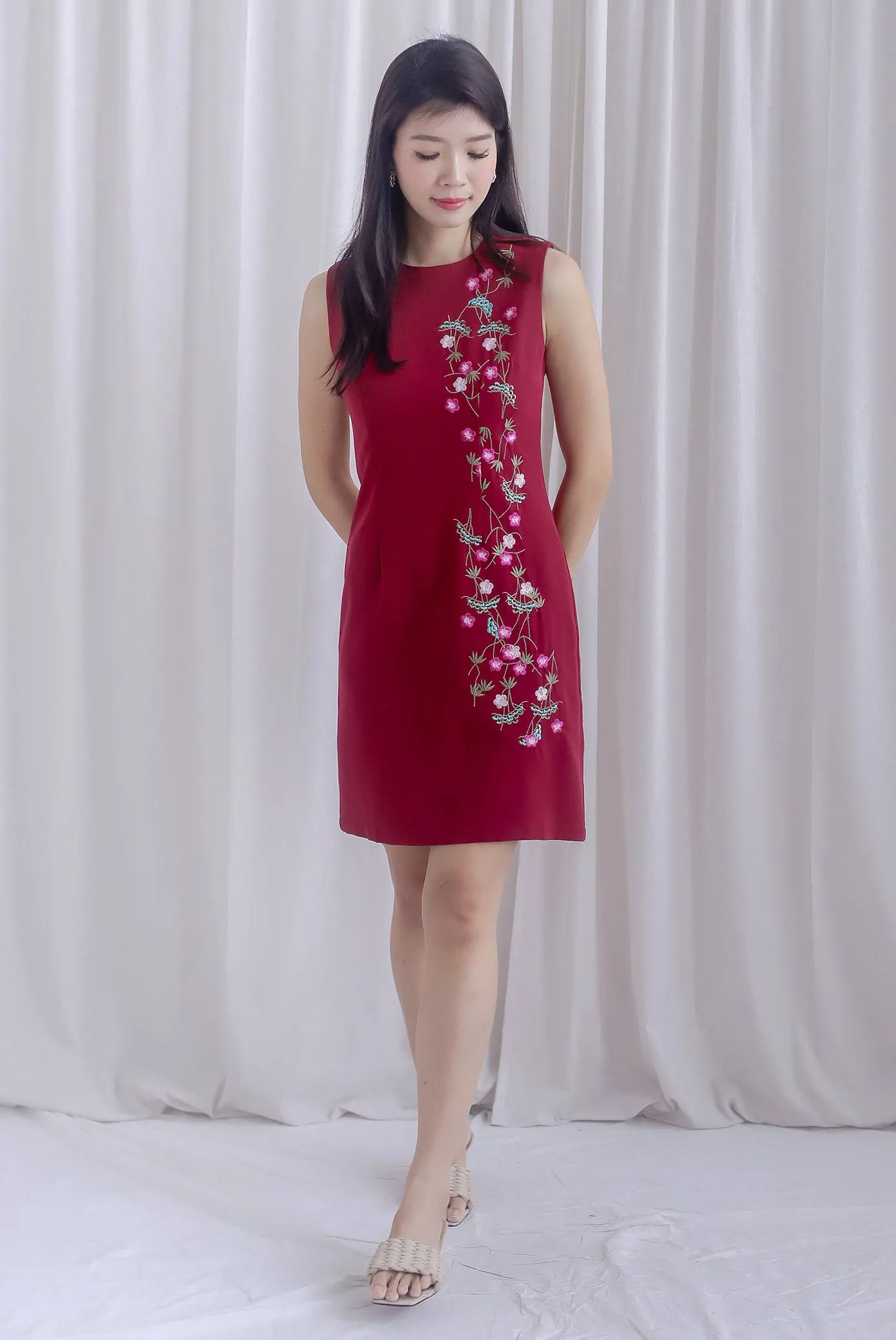 Melody Oriental Floral Embro Shift Dress In Wine Red