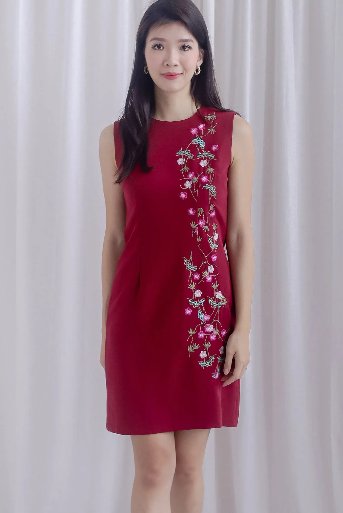 Melody Oriental Floral Embro Shift Dress In Wine Red