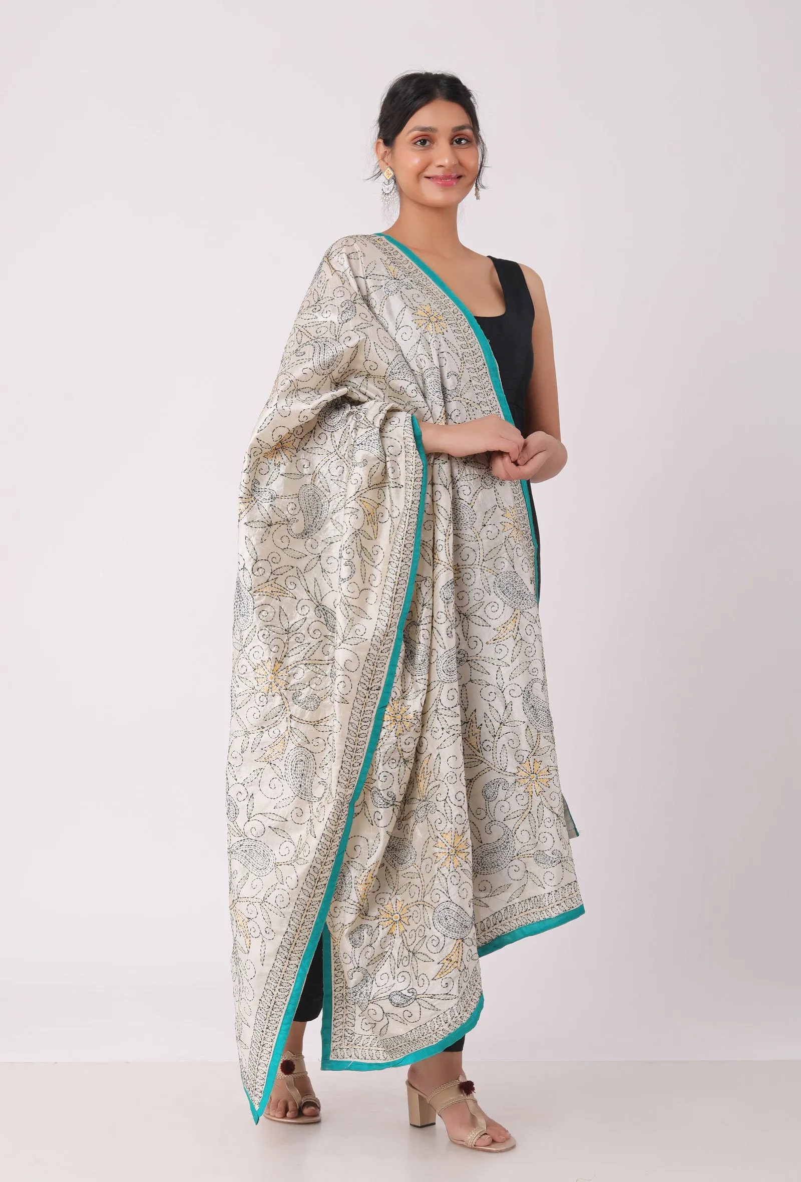 Oeshi hand embriodered kantha silk dupatta