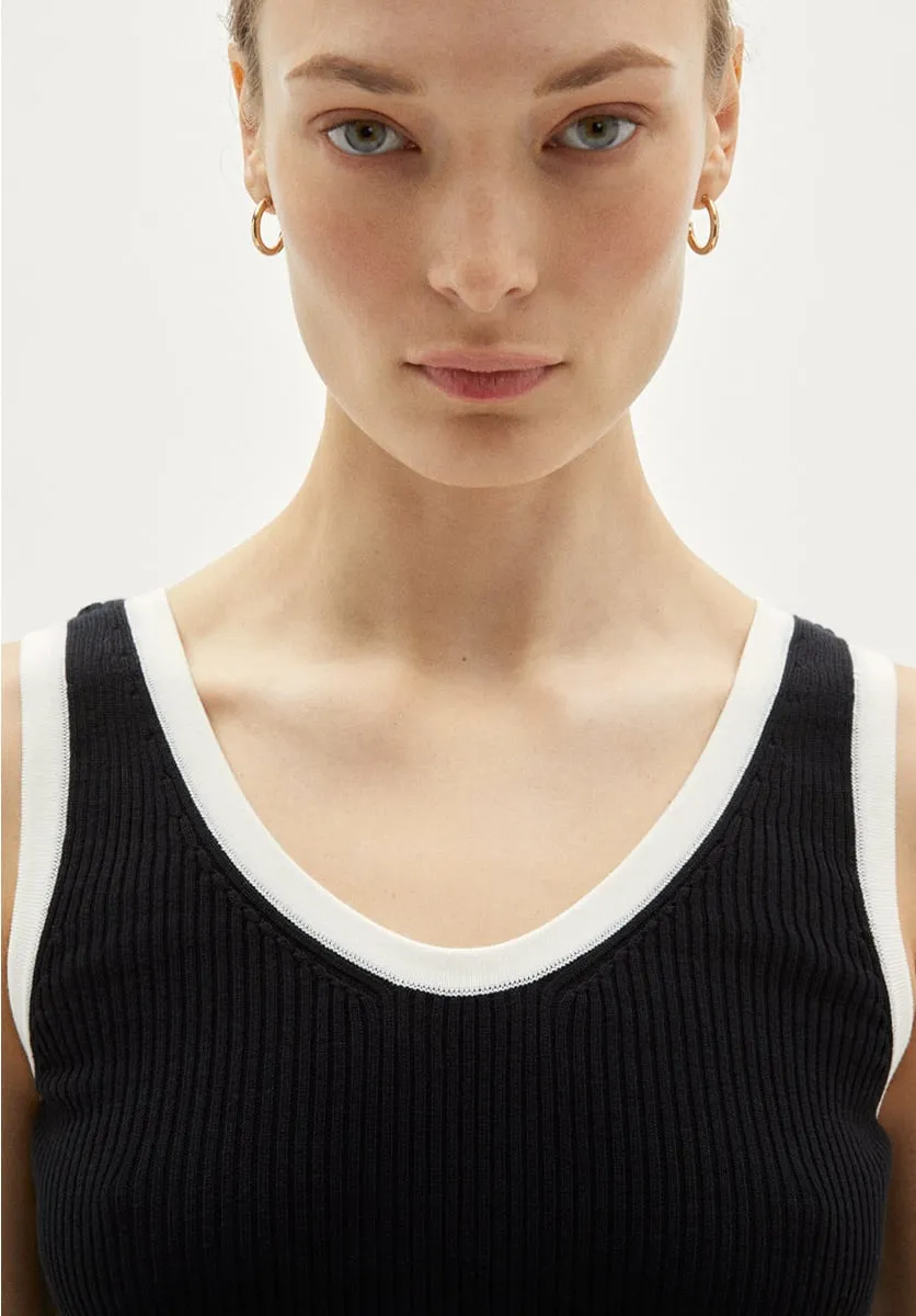 Organic cotton v-neck top black