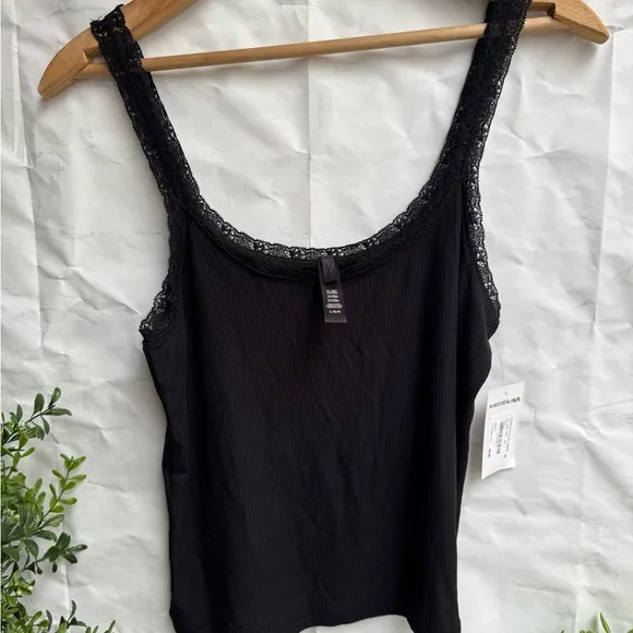 SKIMS Black Soft Lounge Lace Tank Top Black Lace Trim Camisole size L Large NWT