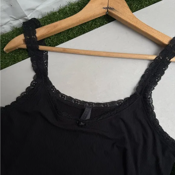 SKIMS Black Soft Lounge Lace Tank Top Black Lace Trim Camisole size L Large NWT