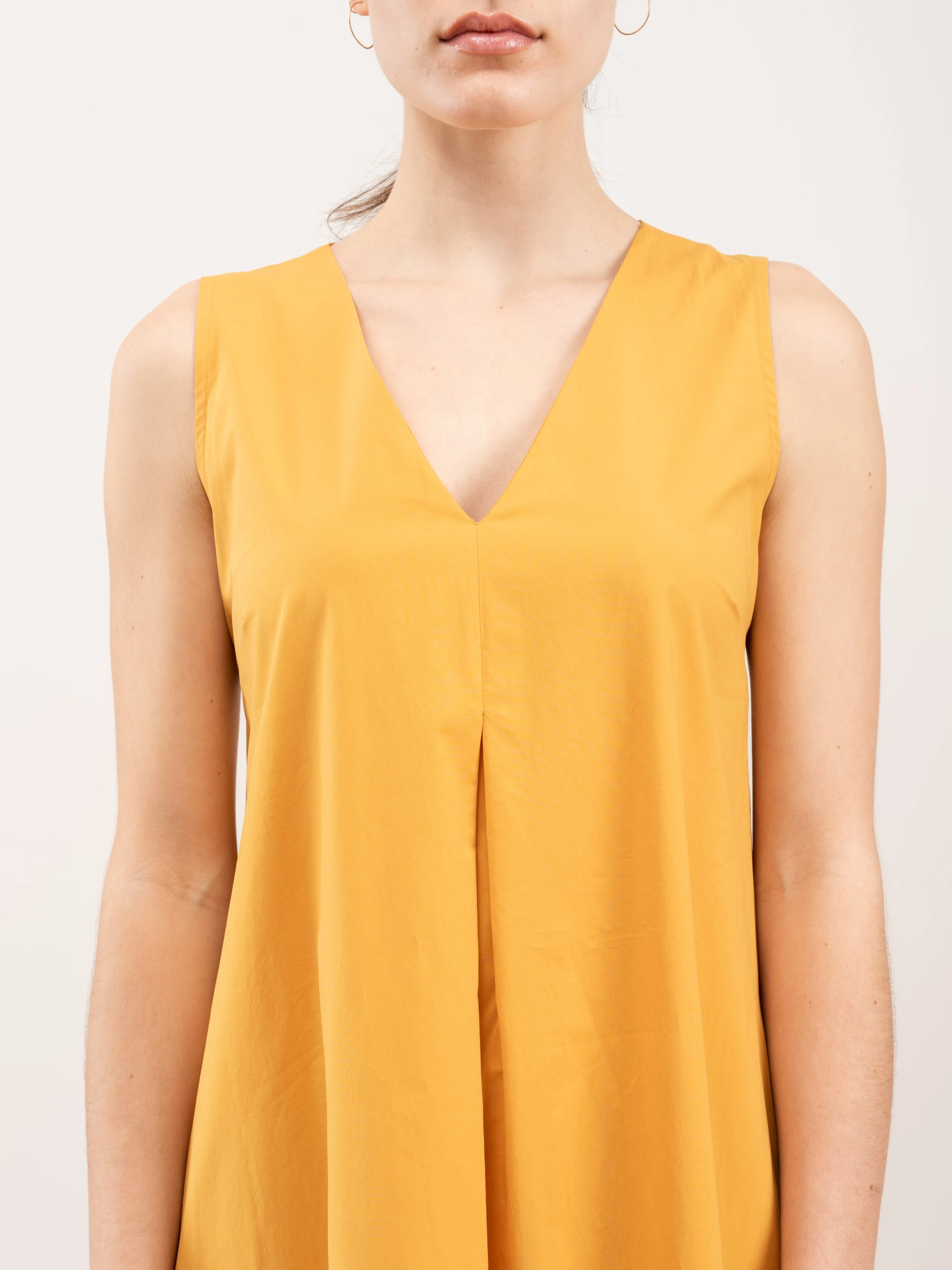 sleeveless dress