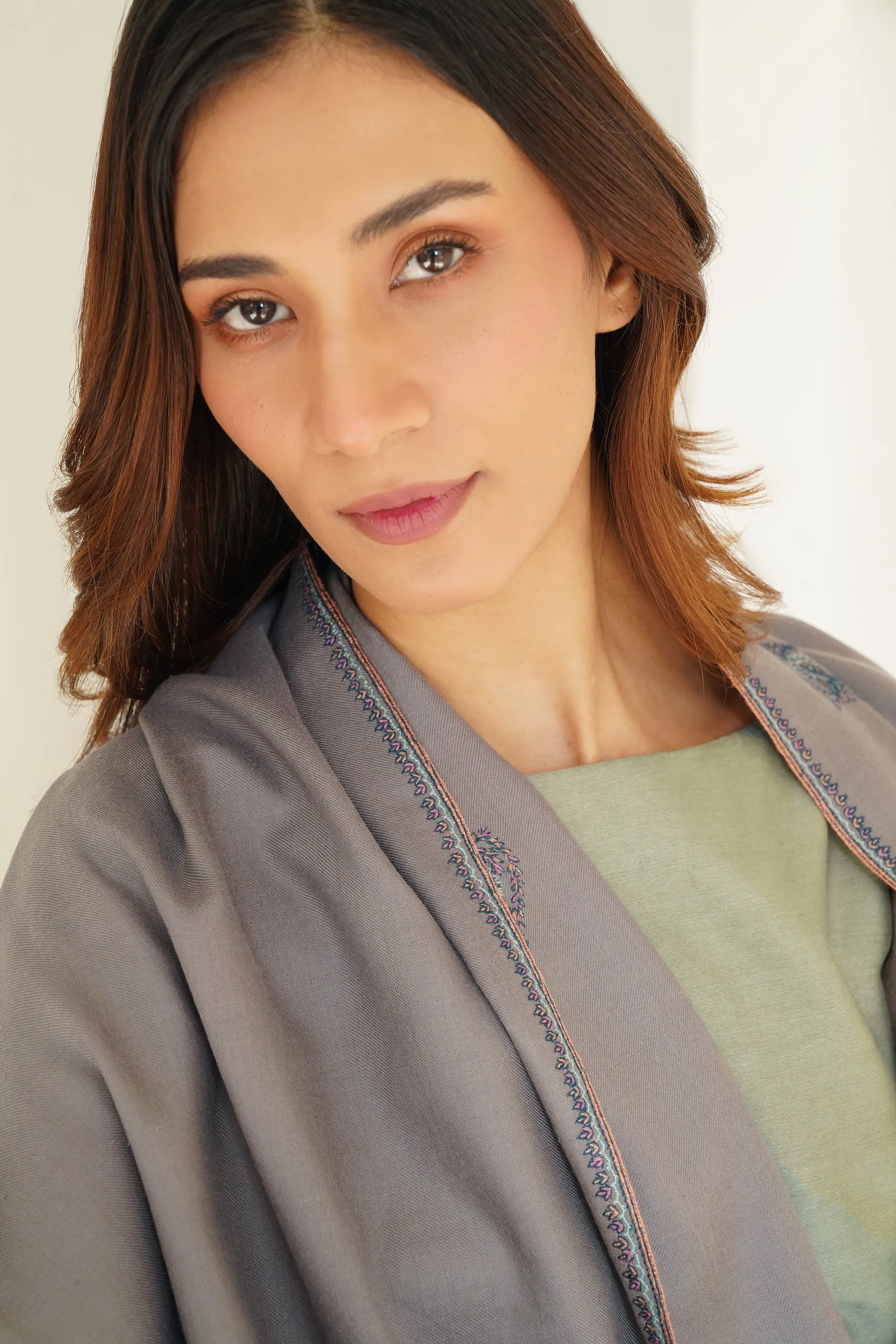 Sozni Nazlidor Butidar Hand Embroidered Pashmina Shawl Pebble