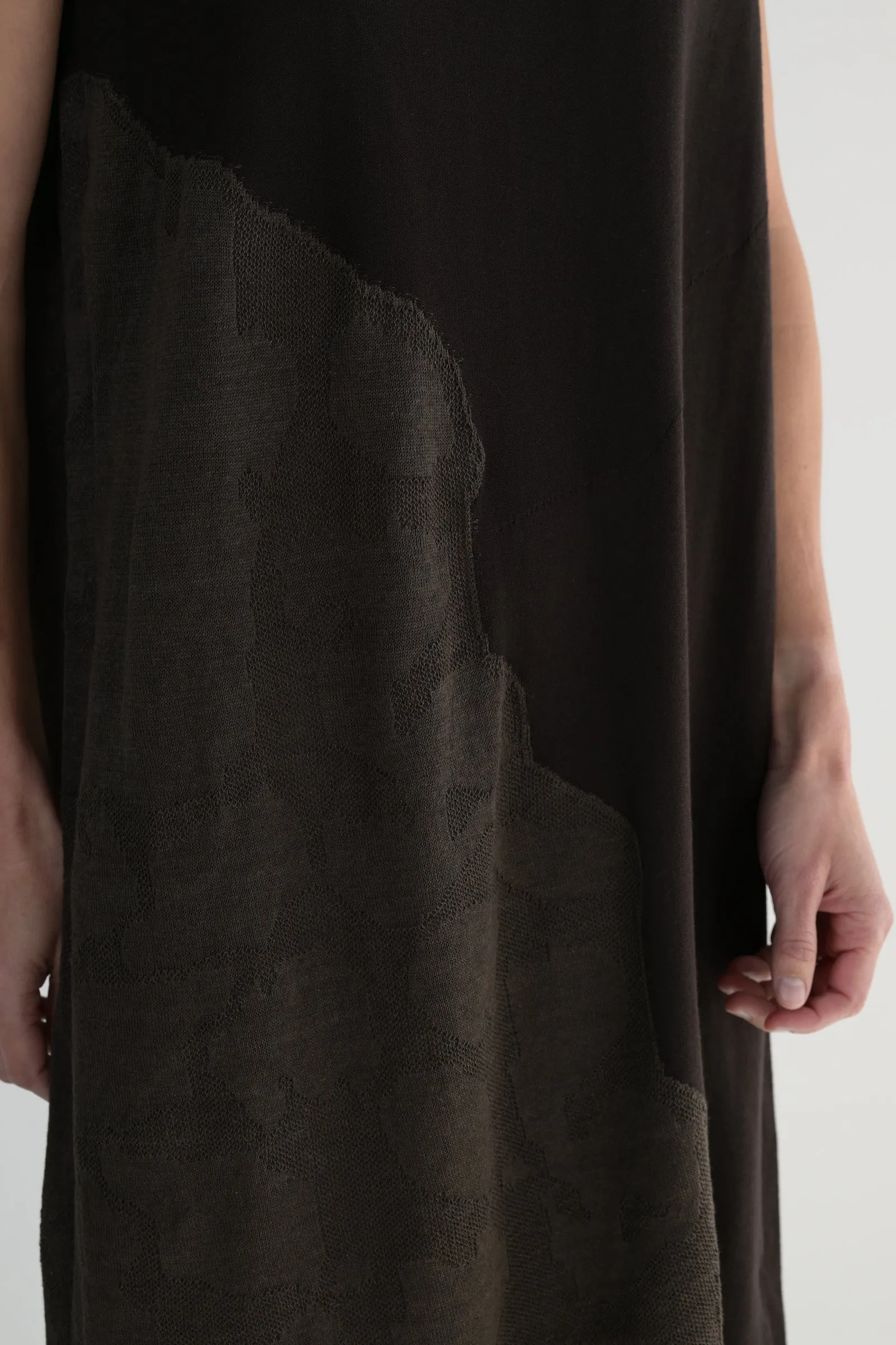 Striatum Sleeveless Dress in Moro