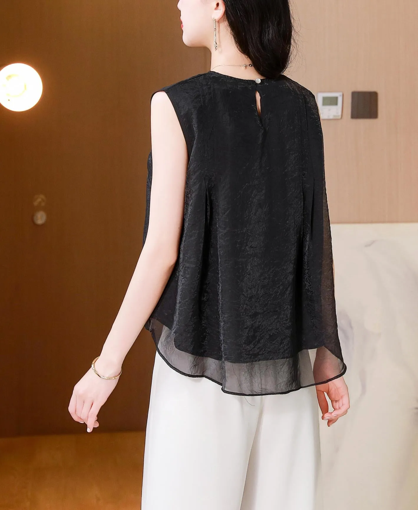 Versatile Slinky Blouse for a Retro Style