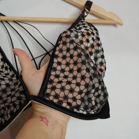 Victoria's Secret Very Sexy Starburst Unlined Plunge Bra Black 32DDD Stappy New